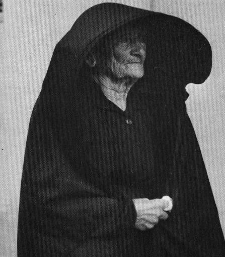 Femme portant la faldetta